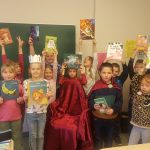 Skolēni ar grāmatām
