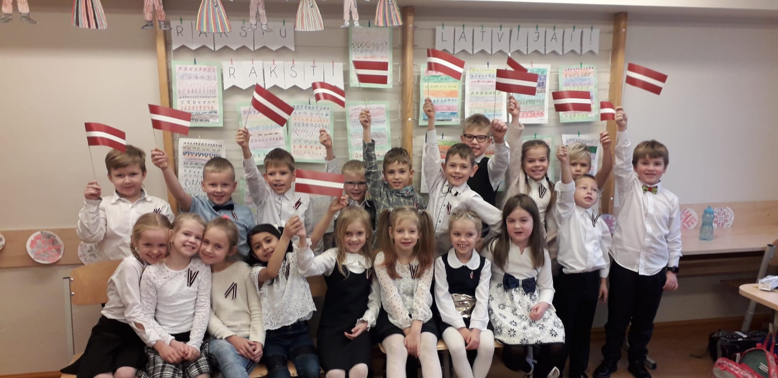 Skolēni sūta sveicienus , tiem, kuri mācās attālināti