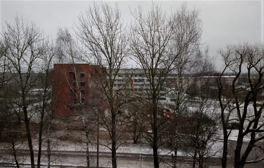 Jēkabpils 3. vidusskolas apkārtnē gruveši no lielāka attāluma