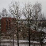 Jēkabpils 3. vidusskolas apkārtnē gruveši no lielāka attāluma