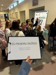 Sociālā akcija "Dažādo kurpju diena"